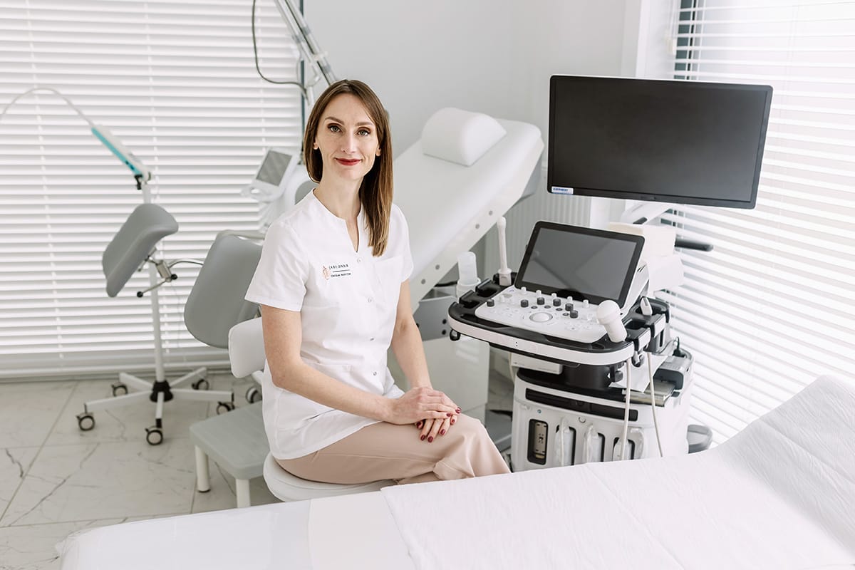 Ginekolog i nowoczesny sprzęt USG - kompleksowa diagnostyka w Jabłonna Centrum Medyczne Kraków 2. Zdjęcie: GINEKOLOGIA – ZABIEGI (Zespół w tle)